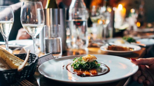 RMF Extra: Polakom żyje się lepiej? Coraz częściej jadamy w restauracjach