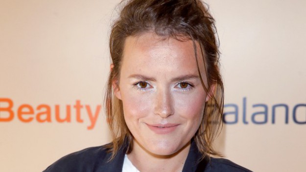 RMF Extra: Olga Frycz krytykowana za zostawienie dziecka w aucie. Były partner stanął w jej obronie. "Jest super mamą" 