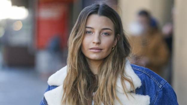 RMF Extra: Julia Wieniawa w czarnej mini. Nietuzinkowy strój sporo odsłonił! "Petarda" - komentują internauci [ZDJĘCIA]