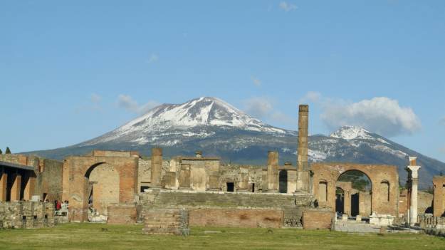 RMF Extra: Odczytali zwoje odkryte u stóp Wezuwiusza. Pomogła im sztuczna inteligencja