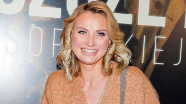 RMF Extra: Joanna Moro z ciążowym brzuszkiem i topless. Odważne zdjęcie podzieliło internautów: "Myślisz, że ubrana się nie spodobasz?"