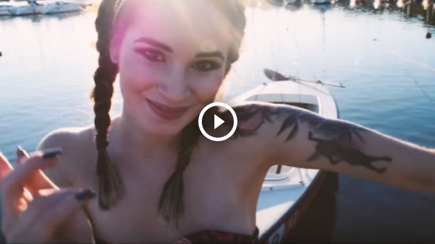 RMF Extra: Ewelina Lisowska: Zobacz wakacyjny klip do singla "Prosta sprawa"!