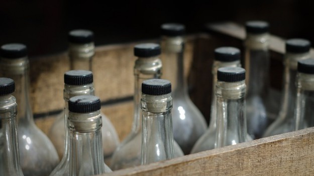 RMF Extra: Śmiertelne ofiary alkoholu domowej produkcji. Nie żyją 82 osoby