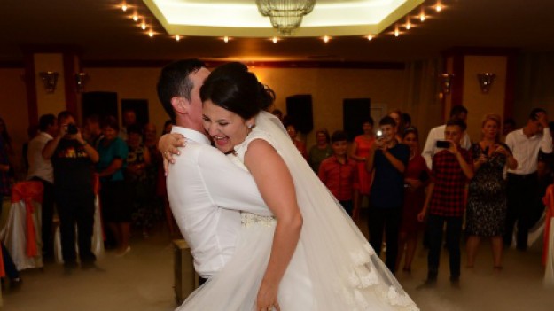 RMF Extra: Wiemy, jakie piosenki są najpopularniejsze na pierwszy taniec w 2018 roku! Sprawdź