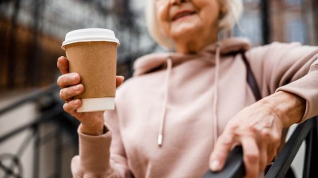 Kobiety po 65. roku życia powinny zamienić kawę..