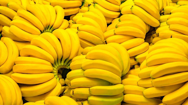 RMF Extra: Ponad 160 kg kokainy w bananach popularnej sieci. Policja zabezpiecza towar w kolejnych sklepach 