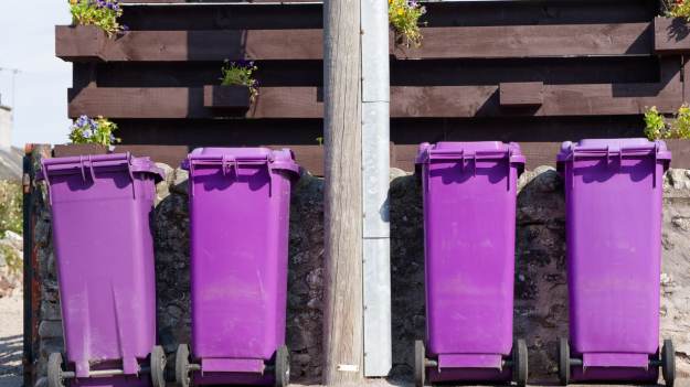 RMF Extra: Kolejny kolor pojemników na odpady i zmiany w segregacji. Co wyrzucić do fioletowego worka na śmieci? 