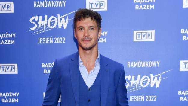 RMF Extra: Mikołaj Roznerski na zdjęciu z piękną blondynką. Kadr z serialowego planu zaskoczył internautów! "Oni mogą być razem"