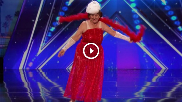 RMF Extra: 90-latka rozebrała się w amerykańskim "Mam talent". Nick Cannon wcisnął złoty przecisk!