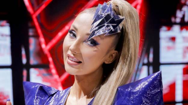 RMF Extra: Cleo eksponuje biust jako Pani Mikołajowa. Głęboki dekolt rozpala zmysły [ZDJĘCIE]