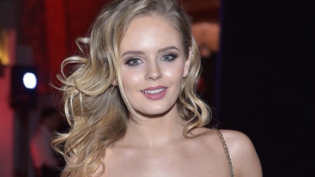 RMF Extra: Olga Kalicka kusi głębokim dekoltem! Zrezygnowała też z mocnego makijażu