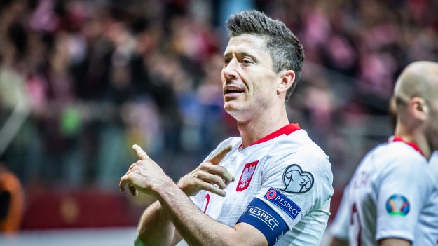 RMF Extra: Robert Lewandowski podsumował 2020 rok. Piłkarz zapozował w łóżku ze wszystkimi trofeami