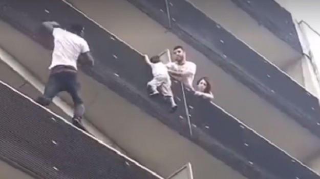 RMF Extra: Wspięcie się na czwarte piętro zajęło mu minutę. Uratował dziecko zwisające z balkonu