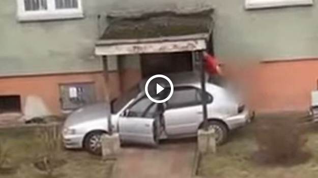 RMF Extra: Samochód utknął pod klatką bloku. Kuriozalna sytuacja w Iławie [WIDEO]