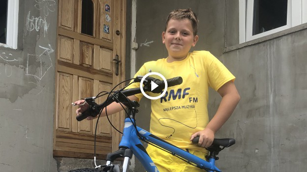 RMF Extra: Jedenastoletni Jaś stracił swój rower w pożarze. RMF FM zawiozło mu nowy [WIDEO]
