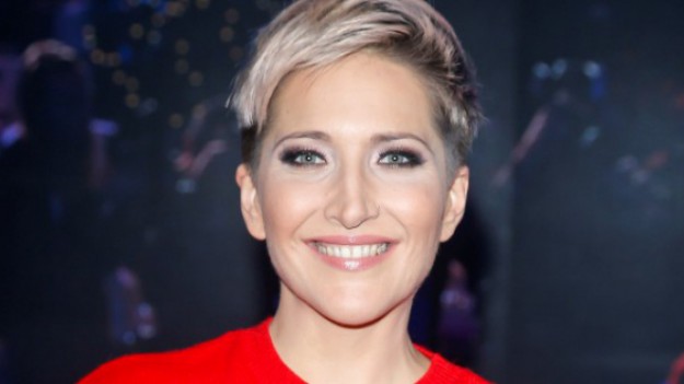 RMF Extra: Magdalena Steczkowska odważnie odsłoniła nogi. "Powinnaś być sztandarową modelką" - komentują fani 