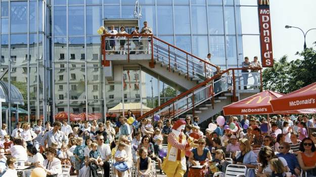 RMF Extra: 30 lat temu powstał pierwszy McDonald's w Polsce. Na otwarcie przyszły tłumy [FOTO]