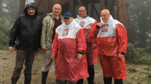 RMF Extra: Jarosław Kaczyński trendsetterem. Gdzie kupić patriotyczną pelerynę, którą uczynił hitem?