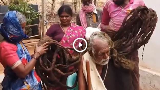 RMF Extra: Ma 97 lat i nigdy nie obciął włosów. Nosi je w turbanie, żeby móc normalnie chodzić [WIDEO] 