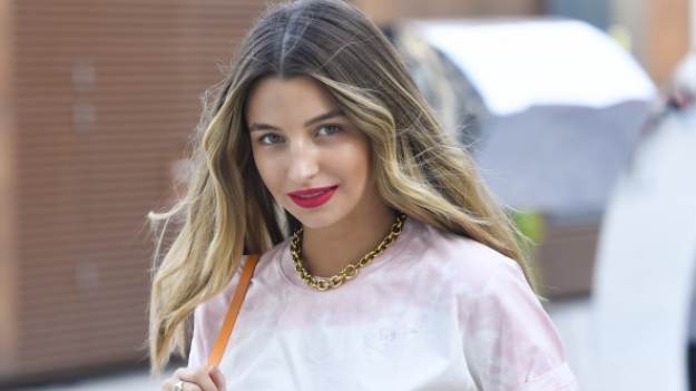 RMF Extra: Julia Wieniawa pozuje w samym szlafroku. Ujęcie prosto z łóżka rozpala do granic możliwości [FOTO]