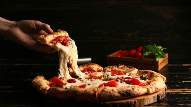 RMF Extra: Wydał ponad 7 tysięcy złotych za pizzę! Nie uwierzysz, co Książulo znalazł na talerzu