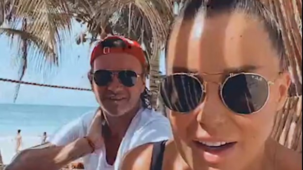 RMF Extra: Radosław Majdan odbił dłoń na pośladku Małgorzaty Rozenek-Majdan! Gorący kadr z wakacji zrobił furorę w sieci