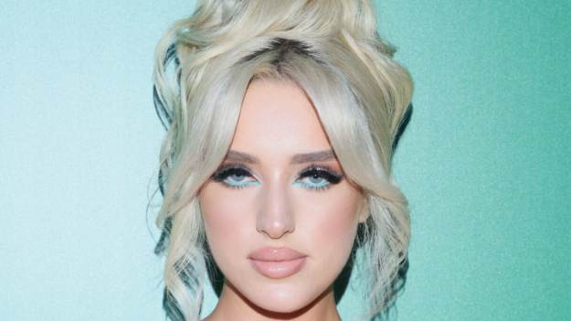 RMF Extra: Caroline Derpienski nie jest już blondynką. Efekty metamorfozy zaprezentowała nago [FOTO]