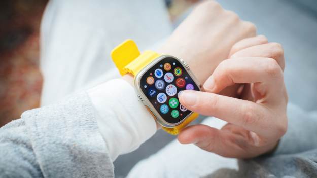 RMF Extra: "Tytanowy" Apple Watch Ultra przegrał z klamką. Po zderzeniu prawie się rozpadł