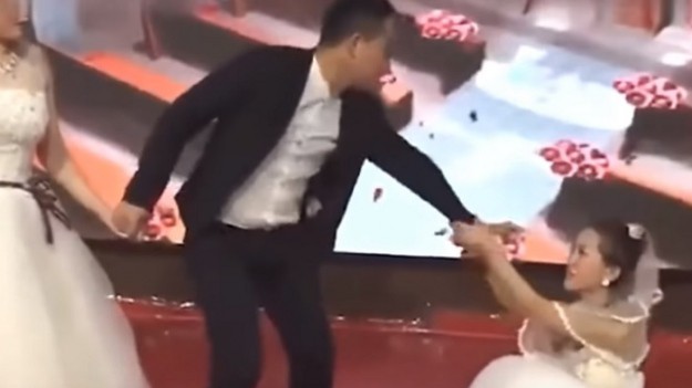 RMF Extra: Była dziewczyna pana młodego wtargnęła w sukni ślubnej na wesele [WIDEO]