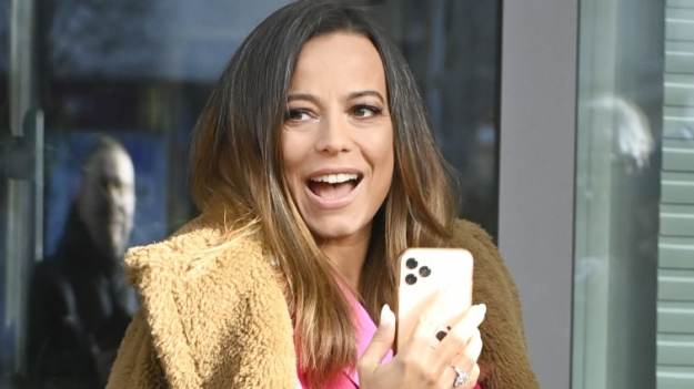 RMF Extra: Anna Mucha w kreacji z głębokim dekoltem. Gwiazda "M jak miłość" kokietuje na Instagramie 