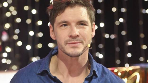 RMF Extra: Mikołaj Roznerski w otoczeniu dwóch pięknych kobiet. Internauci zachwyceni! "Przyjemnie się was razem ogląda" 