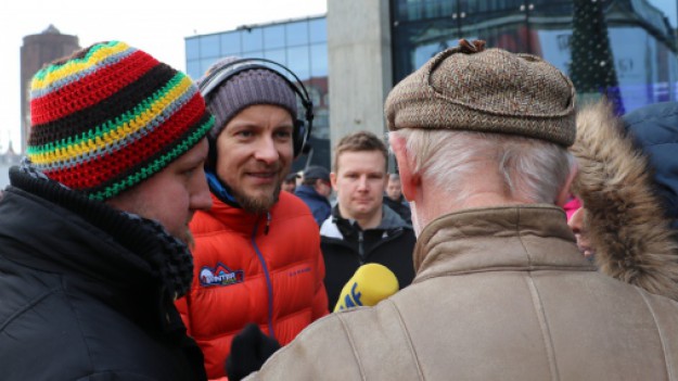 RMF Extra: Choinki pod choinkę od RMF FM - Piotr Kupicha rozdaje drzewka w Katowicach!