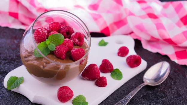 RMF Extra: Przepis na pyszny deser Ewy Wachowicz. Krem czekoladowy z musem malinowym