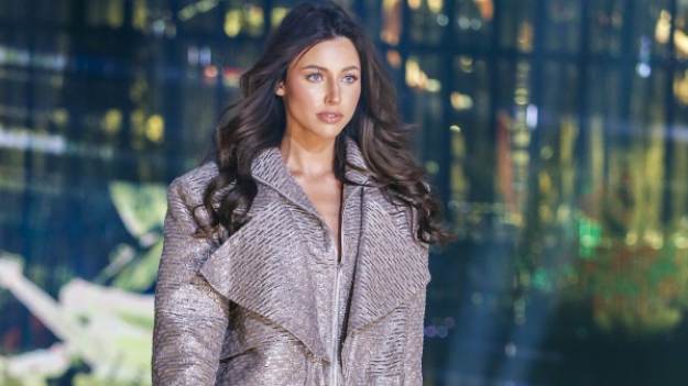 RMF Extra: Magdalena Karwacka eksponuje opalony biust. "Wyglądam jak krab" [ZDJĘCIA]