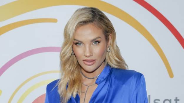 RMF Extra: Karolina Gilon bez skrępowania eksponuje ciało i odsłania tatuaże. Jej letnia kreacja to hit! "Piękna Nimfa" [ZDJĘCIA]