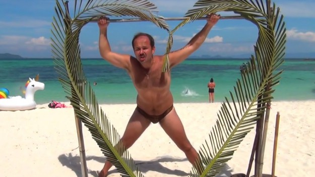 RMF Extra: Sławomir wraca z teledyskiem do utworu "Nic się nie stało". W klipie pokazał się w samych majtkach!