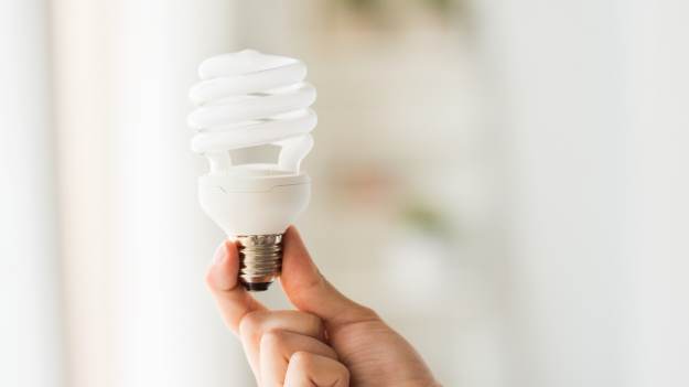 RMF Extra: Gdzie wyrzucić zużytą żarówkę? Wielu Polaków wyrzuca ją do złego pojemnika na śmieci