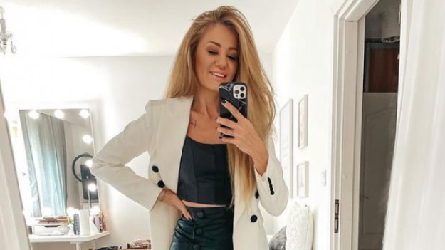 RMF Extra: Ewa Mrozowska odsłania bieliznę z koronką. Drapieżny kadr trafił do sieci! [FOTO]