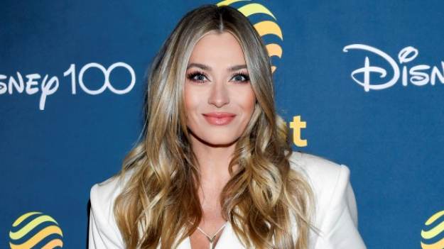 RMF Extra: Marcelina Zawadzka uwodzi. Założyła odważny kostium z dekoltem do pępka [WIDEO]