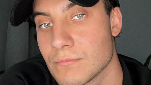 RMF Extra: Adam Boguta z "Love Island" ma już nową dziewczynę? Tak pozował z piękną blondynką! Odpowiedział w sieci 