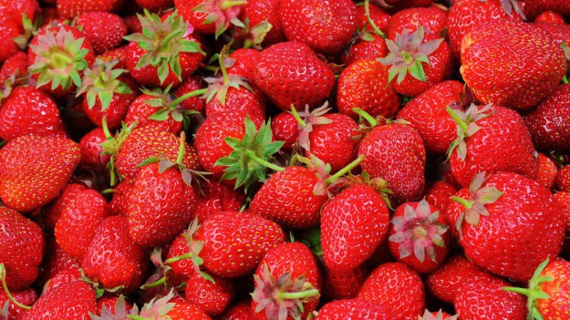 RMF Extra: Plaga igieł do szycia w owocach. Ludzie są coraz bardziej przerażeni