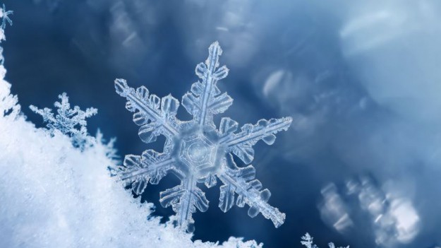 RMF Extra: Alexey Kljatov robi spektakularne zdjęcia kryształkom śniegu. Efekty są zdumiewające!