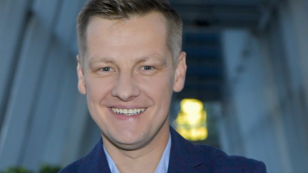 RMF Extra: Marcin Mroczek z żoną na plaży. Miłosne akrobacje robią wrażenie! "Leżak wytrzymał?" - pytają fani [ZDJĘCIA]