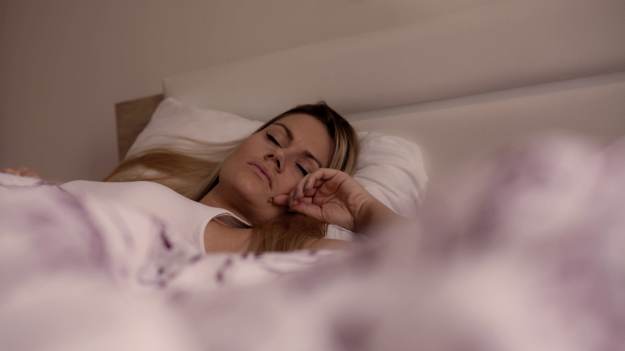 Co oznacza, gdy śni się zmarły? Sprawdź, co kryje..