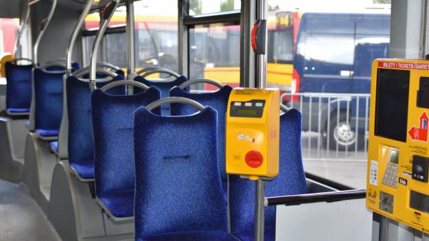 RMF Extra: Komunikacja miejska we Wszystkich Świętych 2022. Jak dojechać na cmentarze?