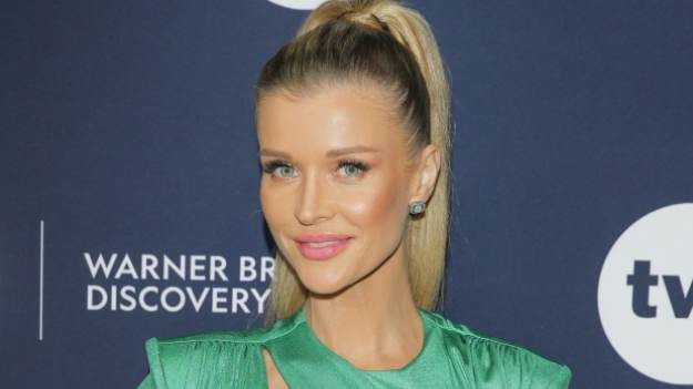 RMF Extra: Joanna Krupa podgrzewa atmosferę! Modelka pozuje w stroju kąpielowym z głębokim dekoltem [ZDJĘCIE]