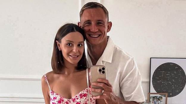 RMF Extra: Żona Rzeźniczaka odsłania brzuch. Po raz pierwszy pokazała ciążowe krągłości! [WIDEO]