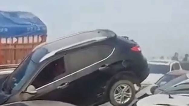 RMF Extra: Gigantyczny karambol na moście. W gęstej mgle zderzyło się ponad 200 pojazdów