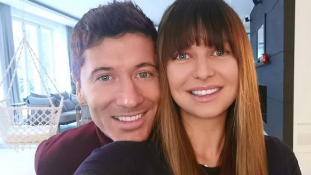 RMF Extra: Anna Lewandowska urodziła. Gwiazdy gratulują rodzicom pod zdjęciem Roberta z córką
