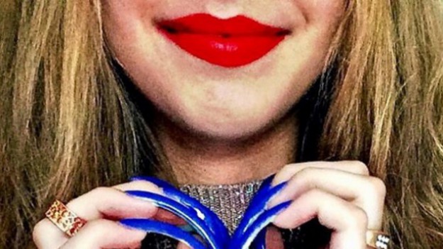 RMF Extra: Trzy lata nie obcinała paznokci. Mają ponad 15 centymetrów długości!